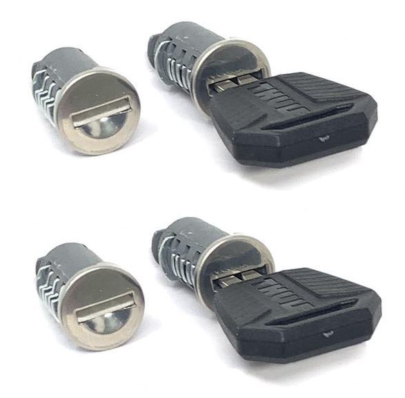 Set de 4 butuci și chei pentru Sistemul Thule One-Key TH450400, destinat blocării sistemelor de portbagaj Thule.