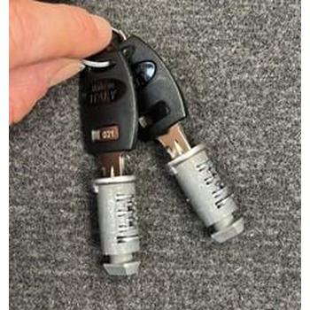 Set de 2 Butuci și 2 Chei pentru Cutii de Portbagaj Modula MOKFER00247